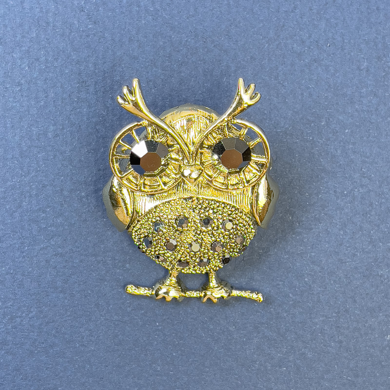 Брошка кулон Сова сірі кристали золотистий метал, діаметр 28мм+-, довжина 38мм+