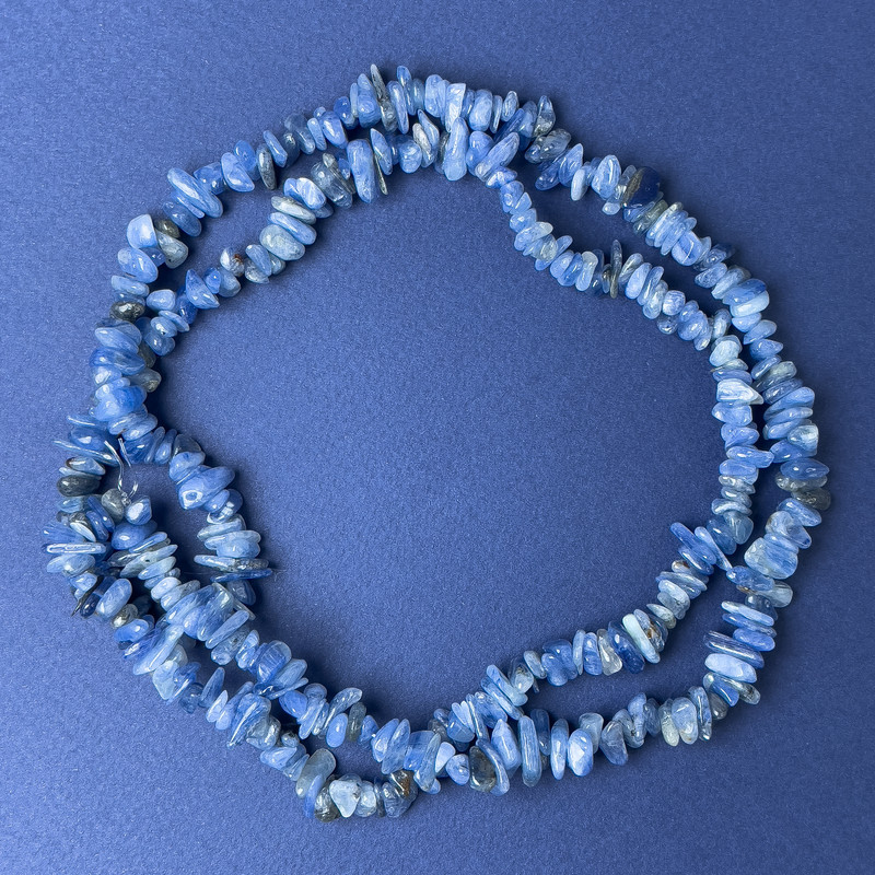 Kyanite chip beads 6-10×2-5 mm on thread, length 80 cm+