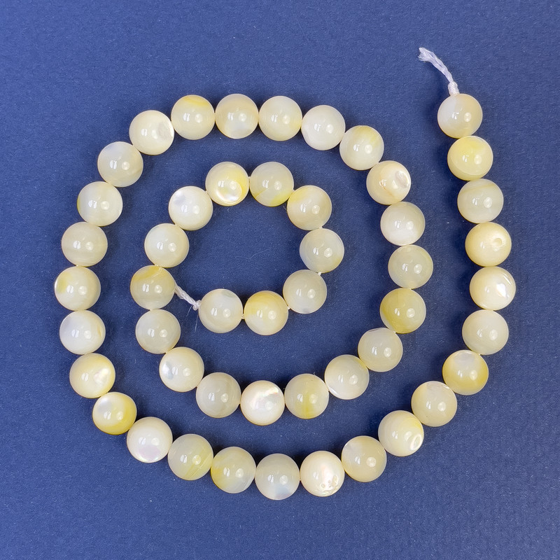 Natural mother-of-pearl beads, smooth round 8mm ± on a thread, length 39 cm ±