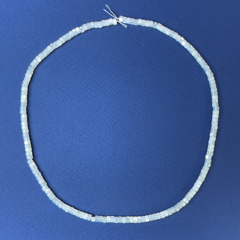 Natural mother-of-pearl Rondelle Beads 4x2mm on Thread, Length 39cm