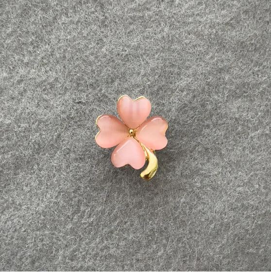 Four-Leaf Clover Brooch with Pink Cat's Eye, Golden Metal 21×16 mm+