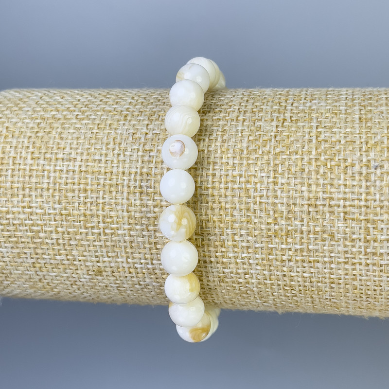 Bracelet with smooth mother-of-pearl beads, 8 mm diameter, length about 18 cm, stretch
