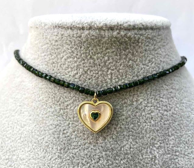 Choker with Green Aventurine (synthetic) Faceted Cubes, 2mm diameter ±, Heart Pendant, Gold-Tone Metal, Length 36–41 cm