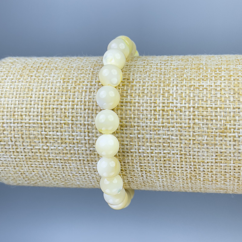 Stretch bracelet with smooth mother-of-pearl beads, 8 mm diameter, approximately 18 cm long