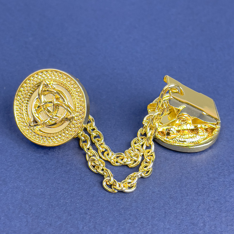 Gold-tone cardigan brooch, diameter 20 mm ±, chain length 9 cm ±