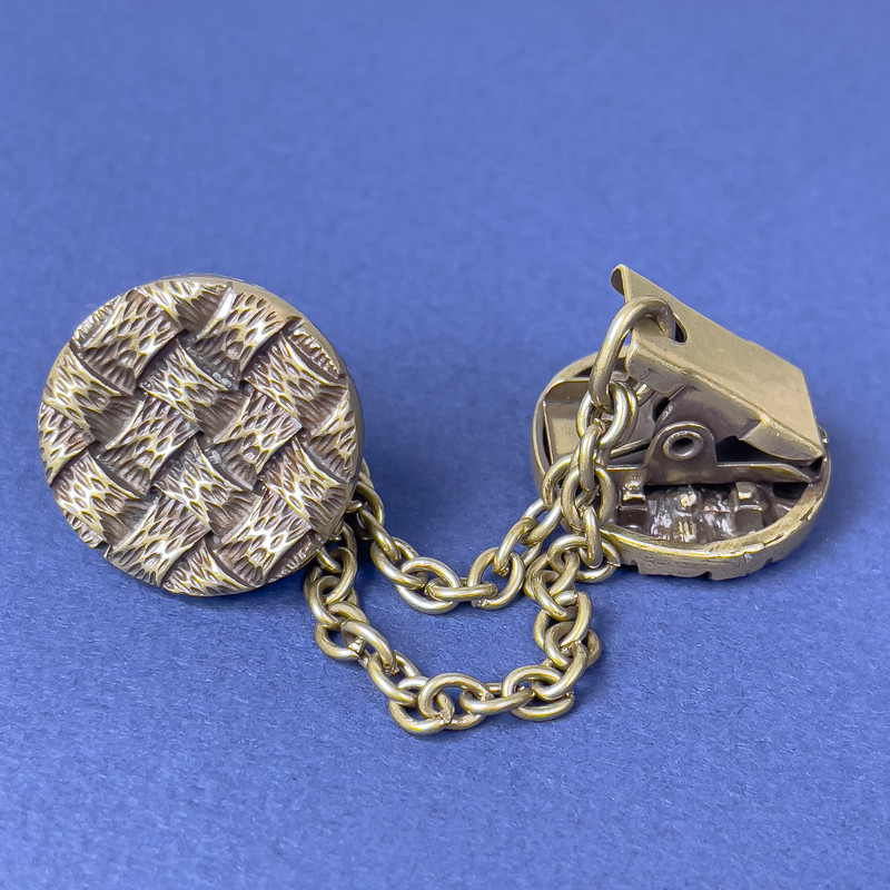 Bronze-colored cardigan brooch with chain, diameter about 20 mm, length about 9 cm