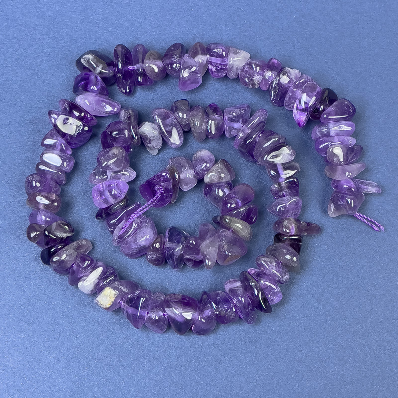 Amethyst chip beads on thread, diameter 7-10×3-7 mm, length about 40 cm
