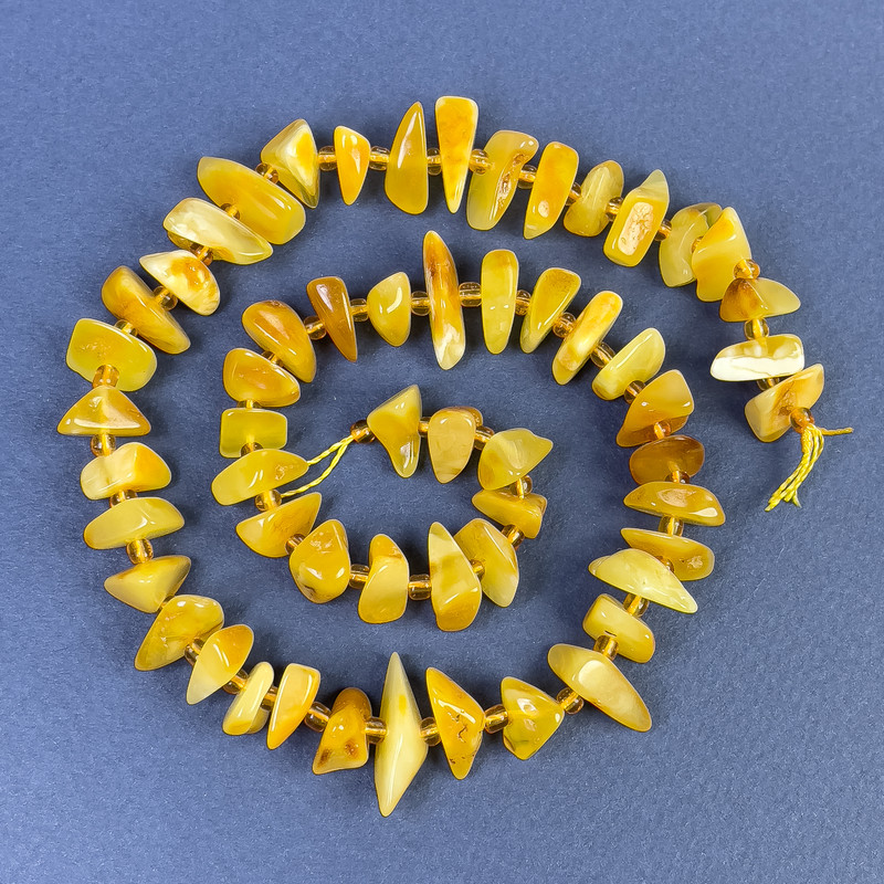 Amber chip beads 9-12×3-5 mm, with 2.5 mm seed beads, on thread, length 39 cm