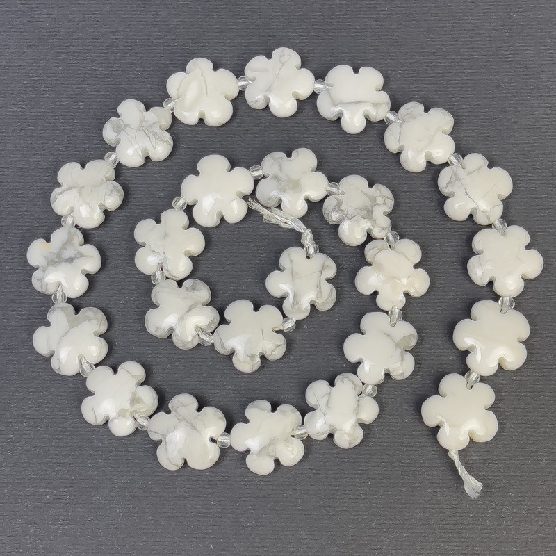Howlite beads in flower shape, natural stone, diameter 15×6 mm+- hole diameter 1 mm+- seed beads, diameter 3 mm, length 41 cm+