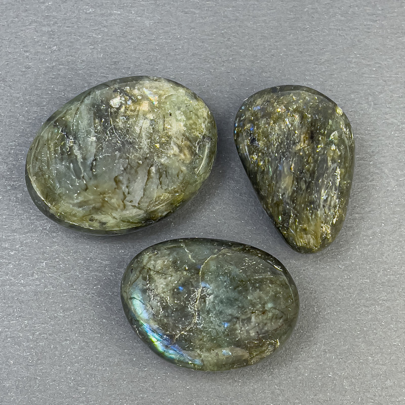 Price per 100 g. Polished Labradorite decorative stone, dimensions approx 20x30x40 mm, weight from 20 g