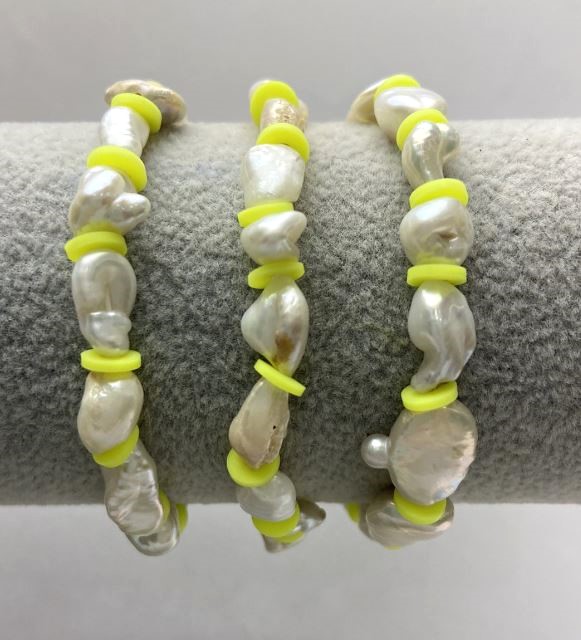 Bracelet with white baroque freshwater pearls, diameter about 9–13×7 mm, with polymer clay rondelle inserts 6×1 mm, length 18 cm, stretch