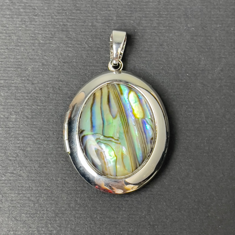 Halite oval pendant in silver-toned metal, 32x25 mm ± for storing a photo