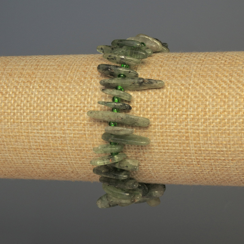 Браслет Кіаніт крихта голка, діаметр 10-20х3-5мм+-з бісером, довжина 18см+- стрейч