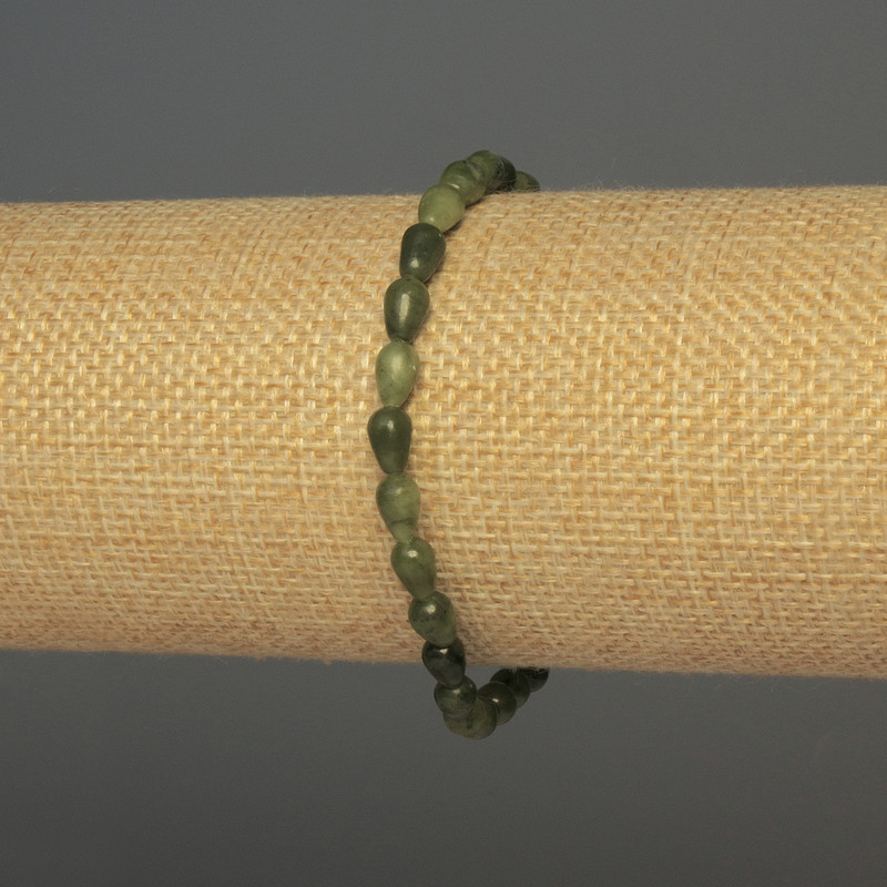 Jadeite Teardrop Bracelet, 7x4 mm beads, 18 cm long, elastic