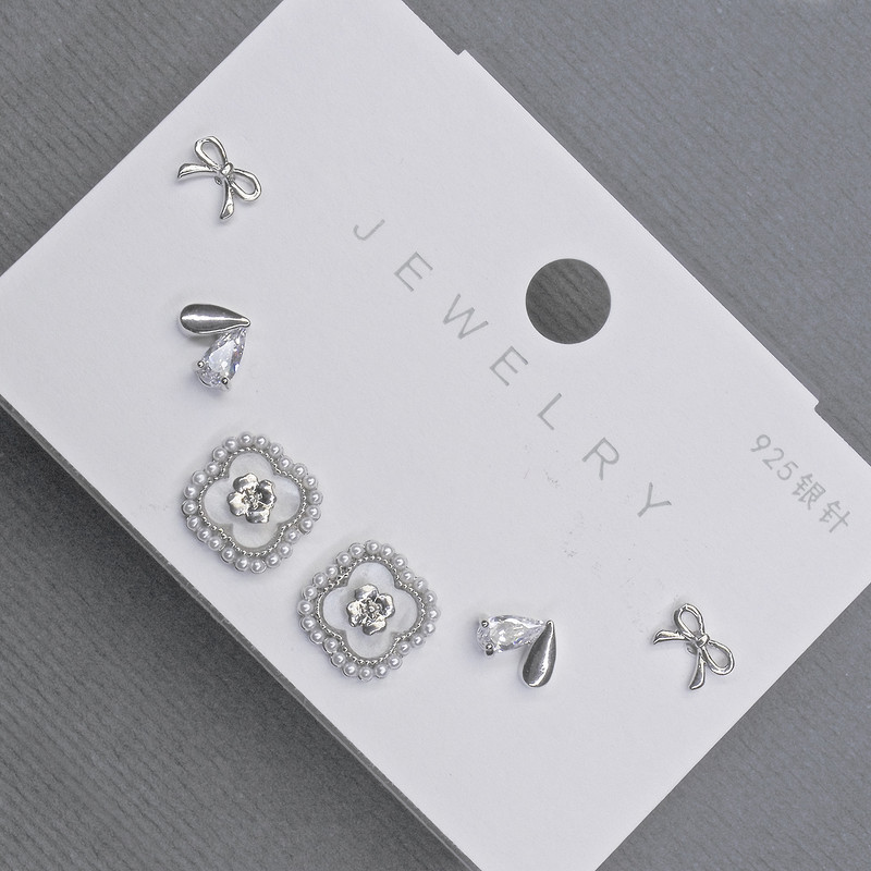 Shamrock-shaped stud earrings with white crystals, silver-tone metal, 10mm+