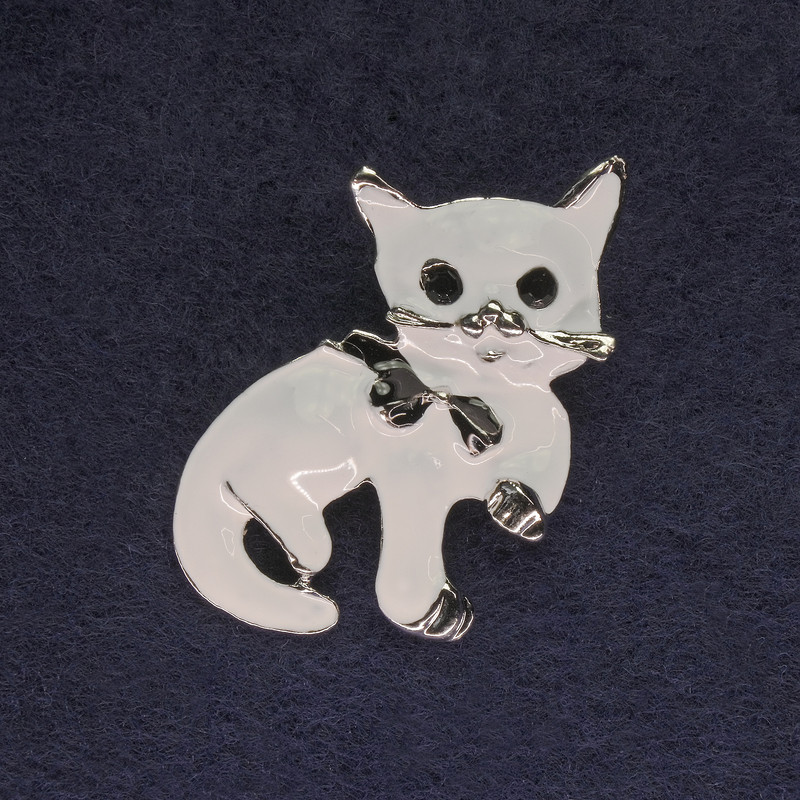 Cat Brooch white enamel black rhinestones silver metal 40×23mm+