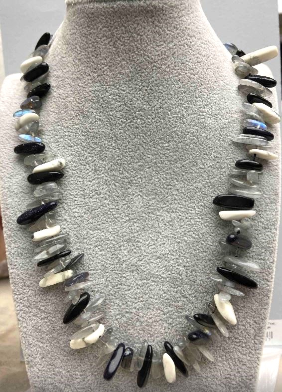 Necklace 'Assortment Crumb Needle', diameter 12-18 x 2-4 mm +/-, length 49 cm +/- with a silvery metal clasp