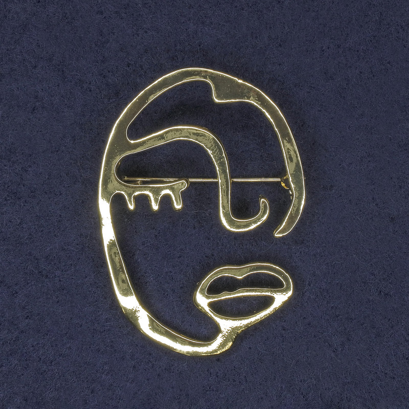 Brooch Face Accent 34×47 mm ± gold-toned metal