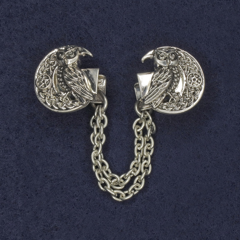 Cardigan brooch in silvery metal, diameter approx. 20 mm, chain length approx. 9 cm