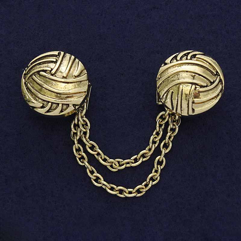 Gold-tone cardigan brooch, diameter 20 mm, chain length about 9 cm