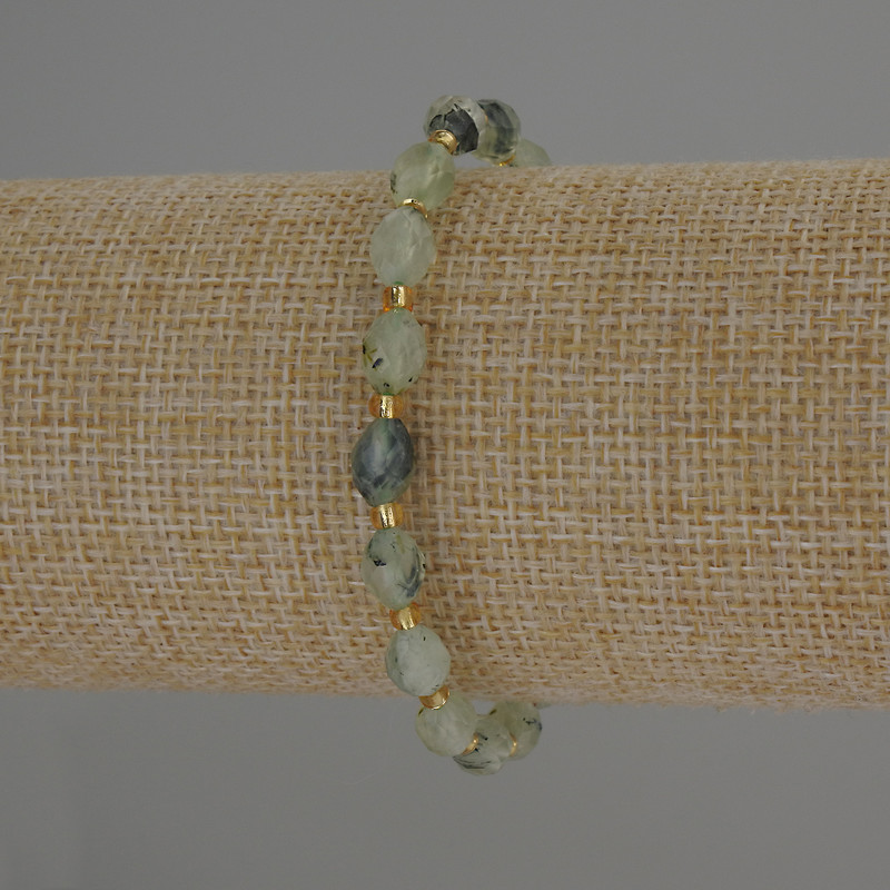 Prehnite bracelet with faceted beads, 8x6 mm ±, with 3 mm seed beads ±, 18 cm stretch