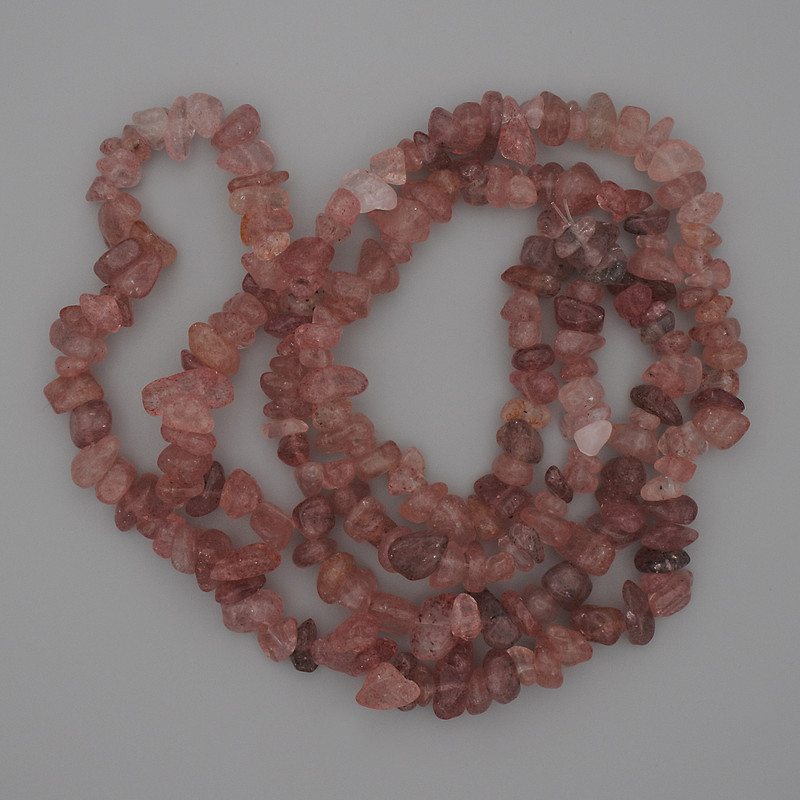 Strawberry Quartz Chip Beads, diameter 8–12×3–6 mm, length 80 cm ± on thread