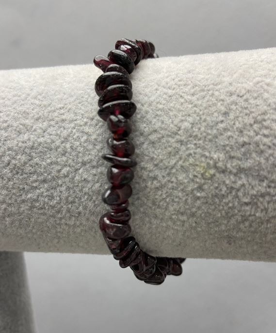 Garnet Chip Bracelet, bead size 5–8×3 mm, length 18 cm, stretch