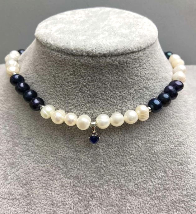 Choker in black and white oval freshwater pearls, 8x6-7 mm, with pendant, length about 38 cm, with clasp and extender chain