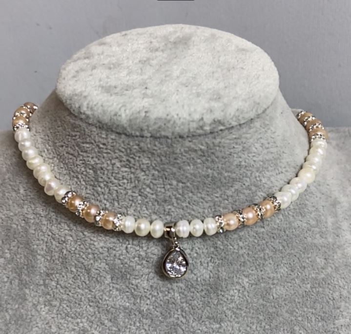 Beige and white freshwater pearl choker with oval pearls, 5–6×5–4 mm, with pendant, length 38 mm, with a clasp and extender chain