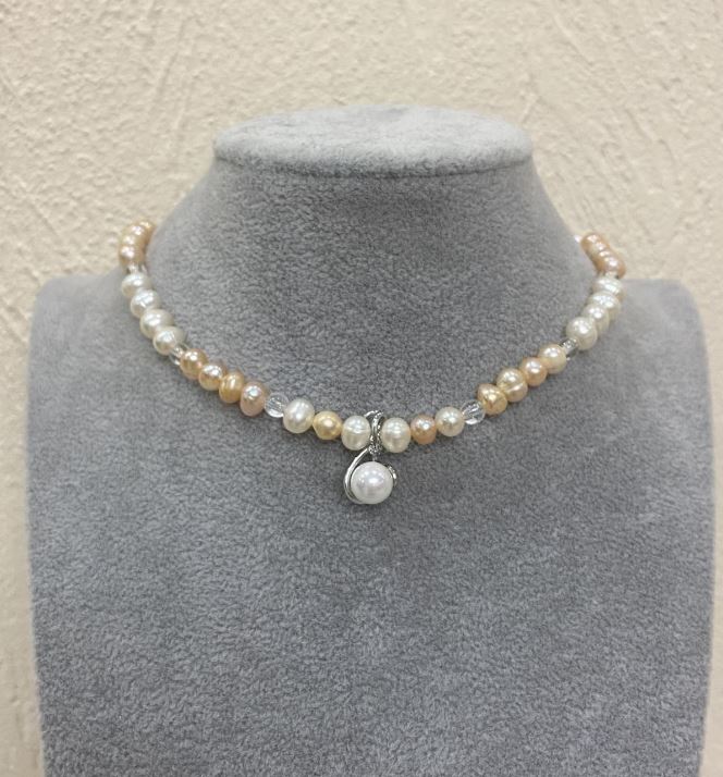 Choker with round freshwater pearls, 6.5×6 mm diameter ±; rock crystal smooth bead, diameter 4.5 mm ±; pendant 10 mm ±; adjustable length, length 38 m
