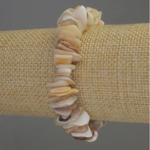 Bracelet with mother-of-pearl chips, diameter 10-15x2-3 mm, length 18 cm (stretch)