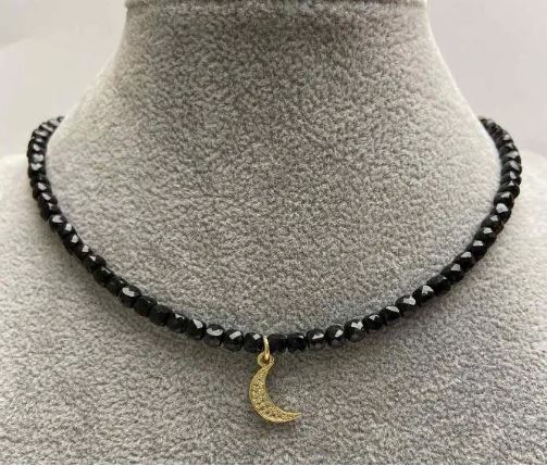 Faceted tourmaline cube choker, 4×4 mm cube, with a metal pendant featuring white crystals, length 35–40 cm ± with a clasp