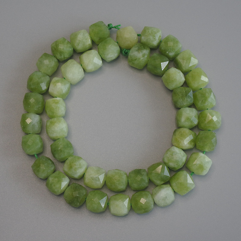 Beads of natural chrysoprase (olivine) - faceted cube, diameter 8.5×8.5 mm, length 37 cm ±