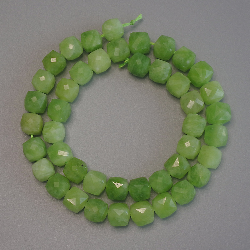 Beads of natural chrysoprase olivine, faceted cube beads, diameter 8.5x8.5 mm, length 37 cm