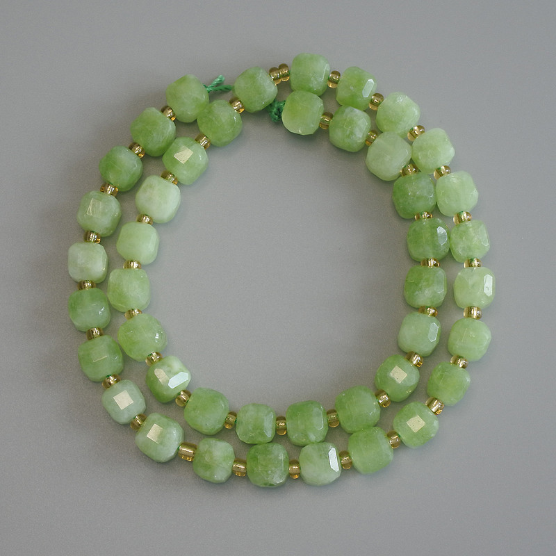 Beads from natural chrysolite olivine gemstone, faceted cube, 7x7mm diameter, 3mm seed beads, length 38cm