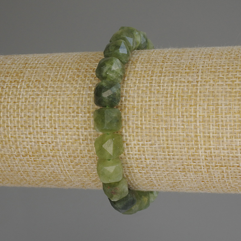 Jadeite bracelet with faceted cubes, 8.5×8.5 mm ±, length 18 cm (stretch)