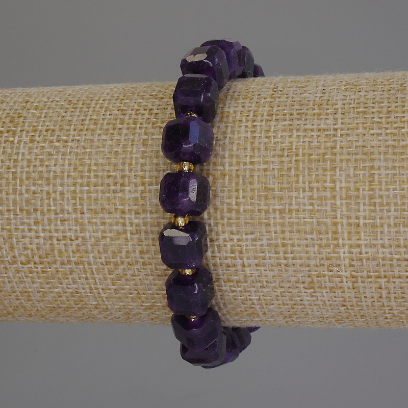 Sugilite bracelet with faceted cubes, 8×8 mm, 3 mm seed beads, length 18 cm, stretch