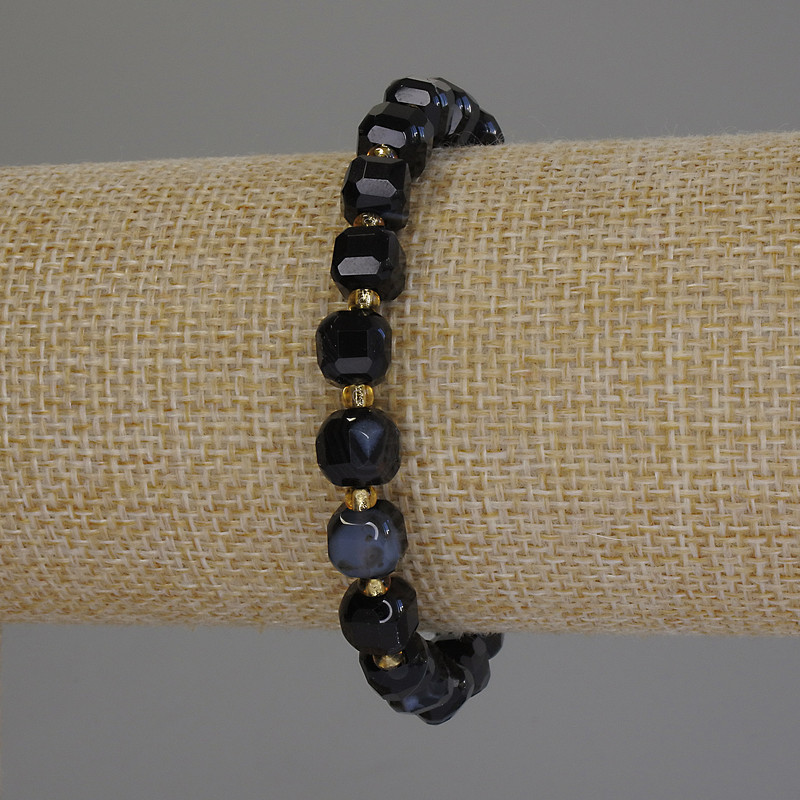 Faceted Agate Cube Bracelet, 7x7 mm cubes, 3 mm seed beads, 18 cm length, stretch