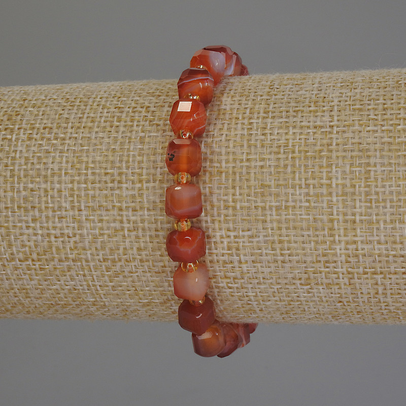 Faceted Agate Cube Bracelet, 6.5x6.5 mm diameter, 3 mm seed beads, 18 cm length, stretch