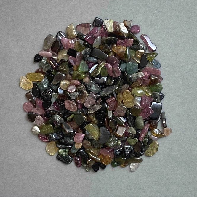 Natural tourmaline chips, undrilled, 4-10×4-6 mm ± (per 100 g ±)