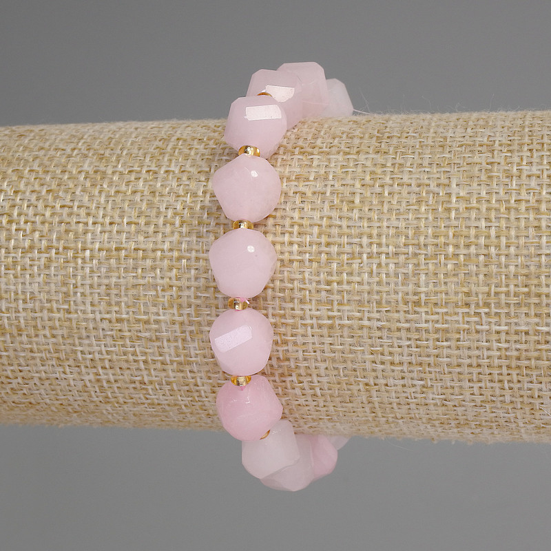 Pink quartz bracelet with faceted diamond-shaped beads, 10 x 9 mm stones, 3 mm seed beads, 18 cm length, stretch