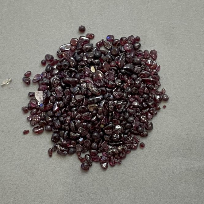 Natural Garnet Chips Without Holes, 1.5–5 × 1.3–5 mm, ± (per 100 g)