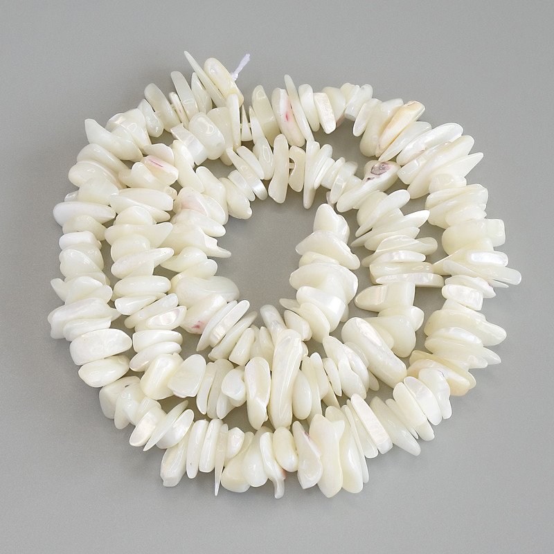 Mother-of-pearl chip beads, diameter 10–14×1–5 mm, on thread, length 40 cm