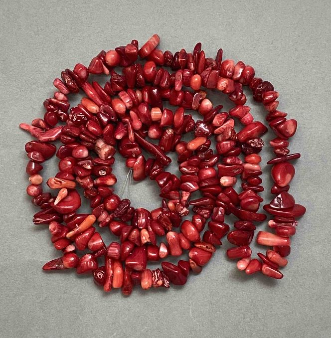Coral chip beads, diameter 8-18x3-4 mm ±, length 80 cm ± on thread