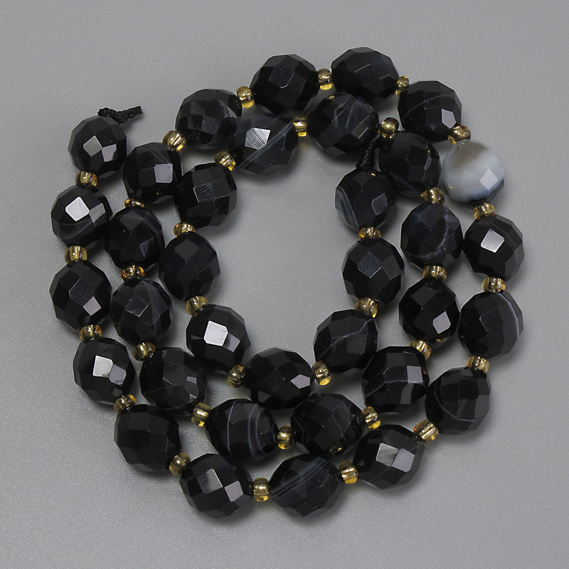 Agate Beads, Faceted Grain Shape, Diameter 10x8 mm +/-, 3 mm Seed Beads +/-, Length 39 cm +/- on Thread