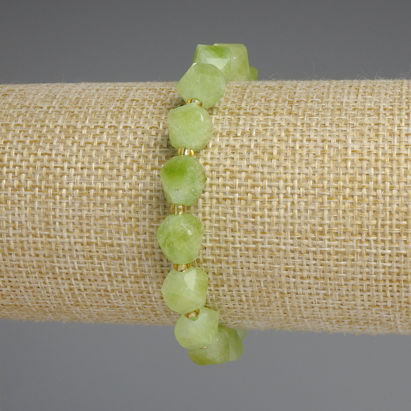 Bracelet with Peridot Olivine, Faceted Rhombus Shapes 9×8 mm, Seed Beads 3 mm, 18 cm Length, Stretch