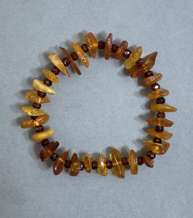 Amber Chip Bracelet 10-14×3-4 mm ±, Czech Glass Rondelle 5×3, 5 mm ±, Length 18 mm ±, Stretch