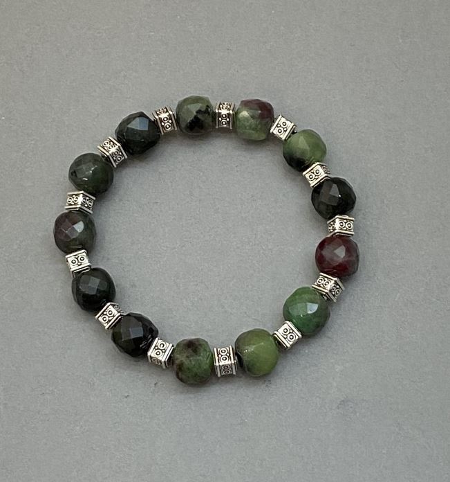 Bracelet with faceted zoisite cubes 9x9 mm +/- with metal inlays, length 18 mm +/- stretch