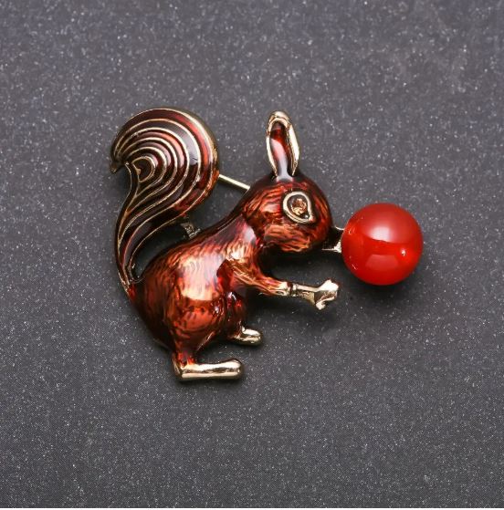 Brooch: Squirrel with Carnelian, enamel, brown and gold-tone metal, 35×40 mm
