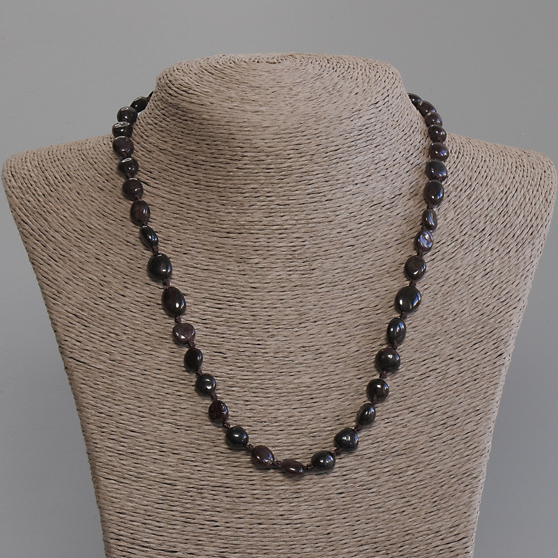 Garnet necklace with faceted beads, bead size 8–11×7–8 mm, 5 mm +/-, length 50 mm +/-, with clasp